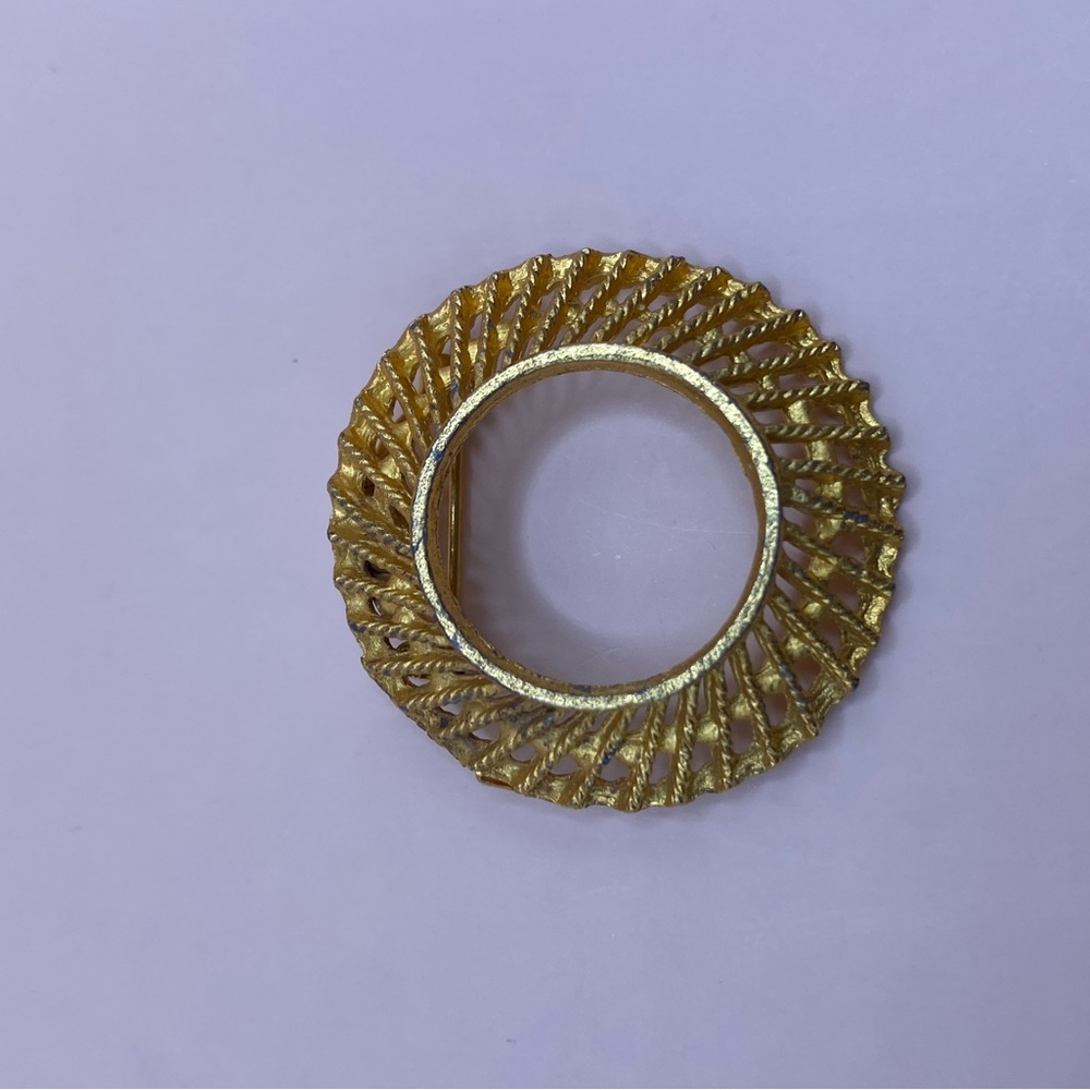 Vintage Gold tone‎ ring brooch pin